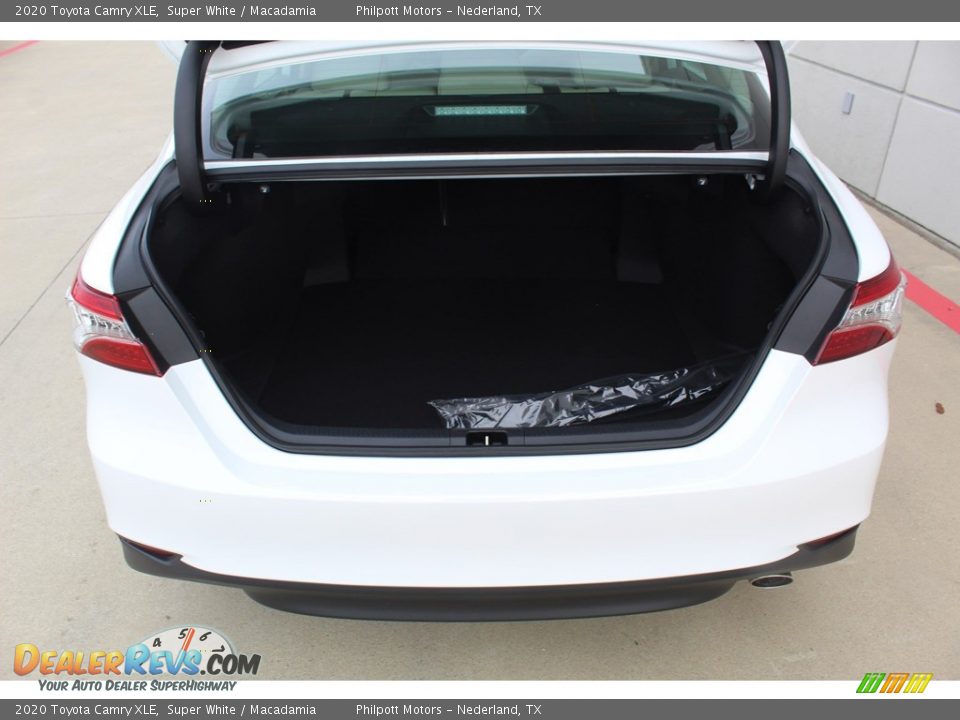 2020 Toyota Camry XLE Super White / Macadamia Photo #23