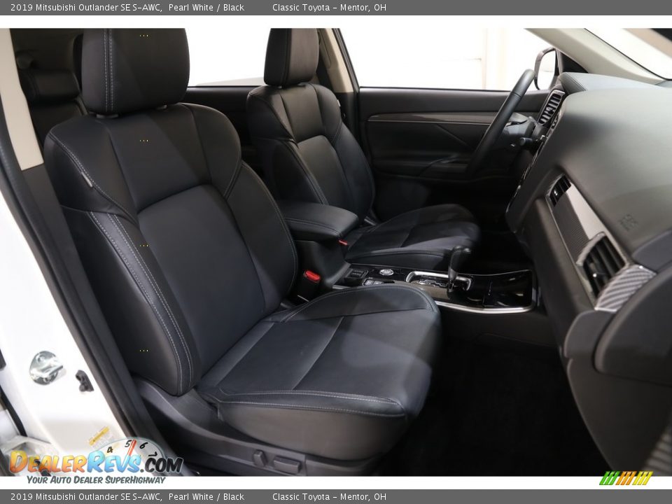 Front Seat of 2019 Mitsubishi Outlander SE S-AWC Photo #18