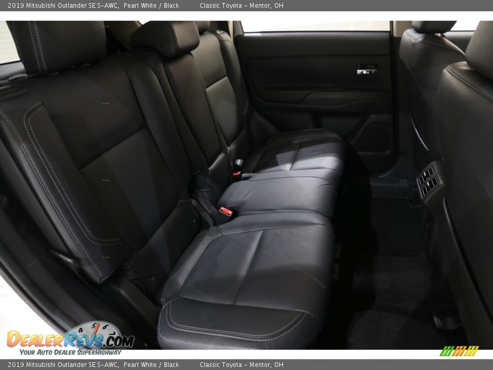 Rear Seat of 2019 Mitsubishi Outlander SE S-AWC Photo #19