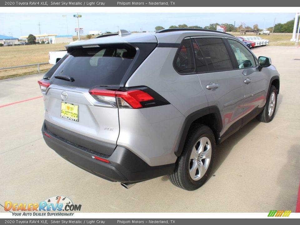 2020 Toyota RAV4 XLE Silver Sky Metallic / Light Gray Photo #8