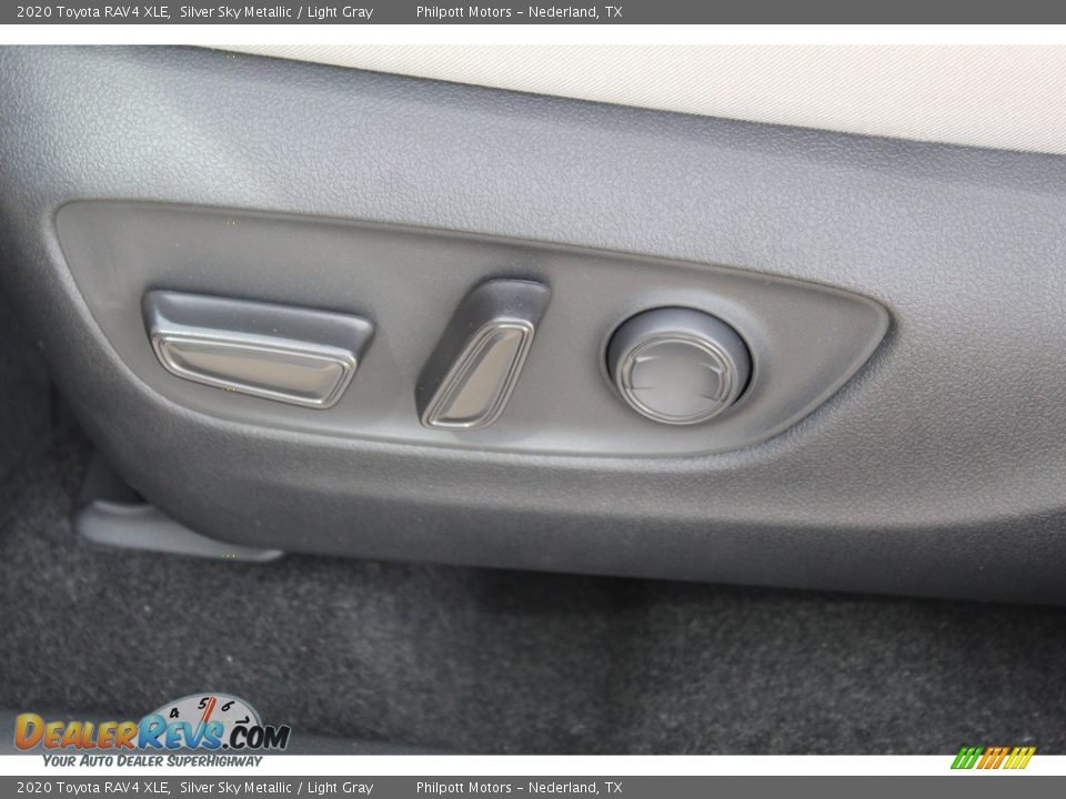 2020 Toyota RAV4 XLE Silver Sky Metallic / Light Gray Photo #11