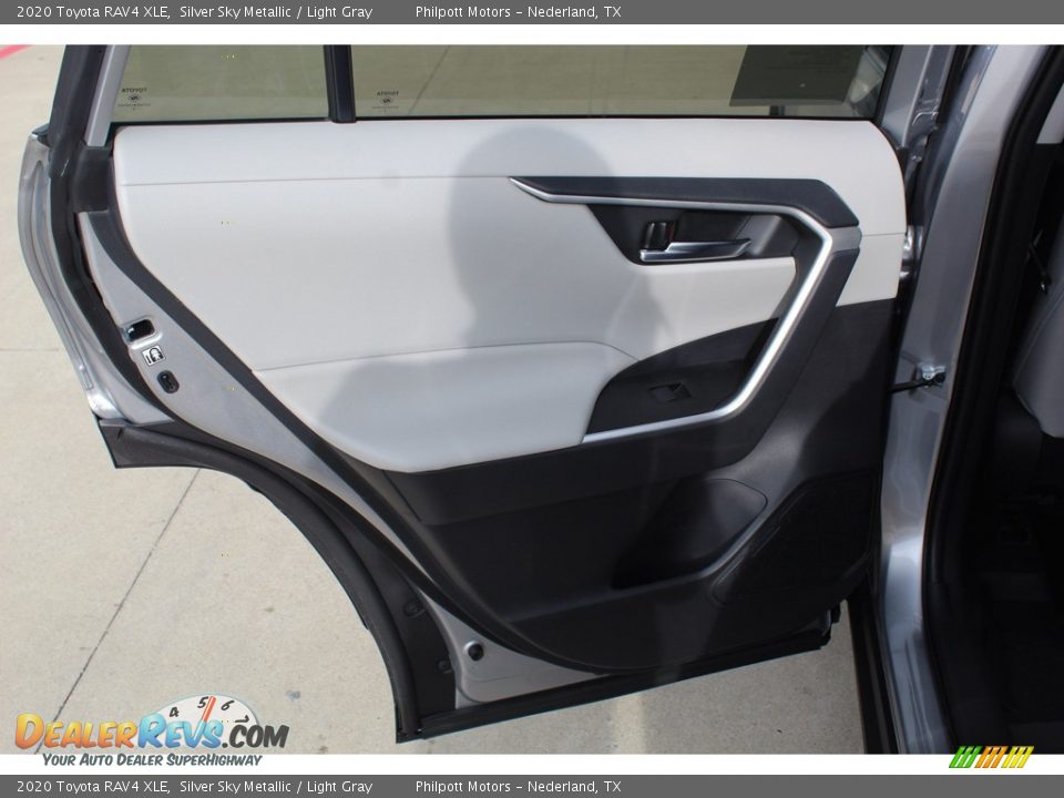 2020 Toyota RAV4 XLE Silver Sky Metallic / Light Gray Photo #20