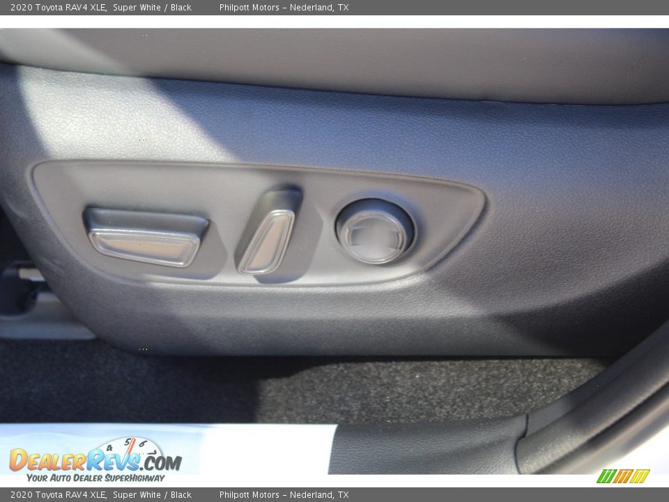 2020 Toyota RAV4 XLE Super White / Black Photo #11