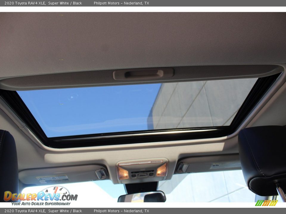 2020 Toyota RAV4 XLE Super White / Black Photo #24