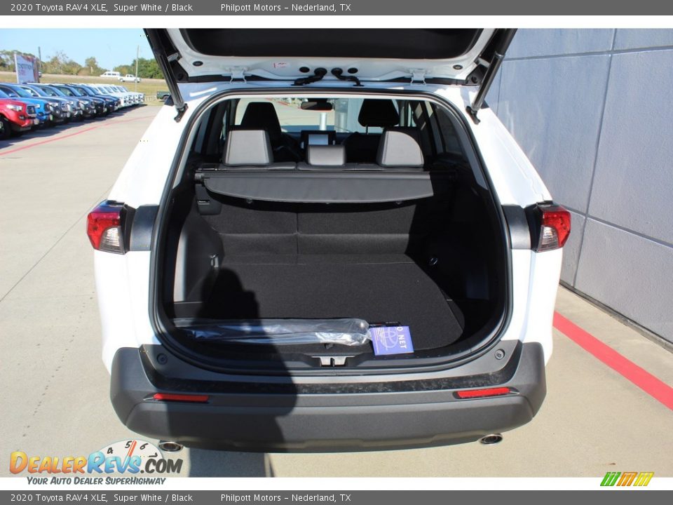 2020 Toyota RAV4 XLE Super White / Black Photo #25