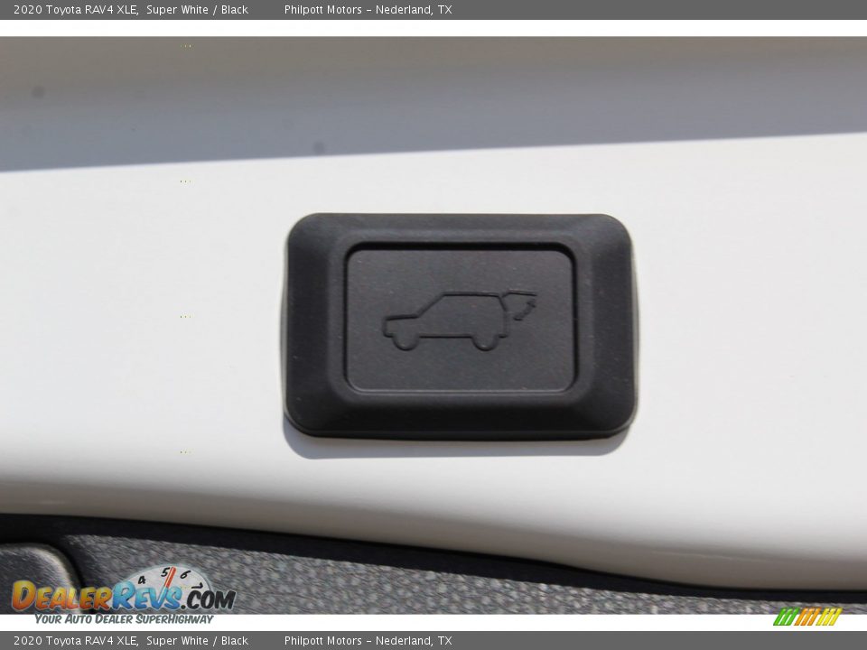 2020 Toyota RAV4 XLE Super White / Black Photo #26