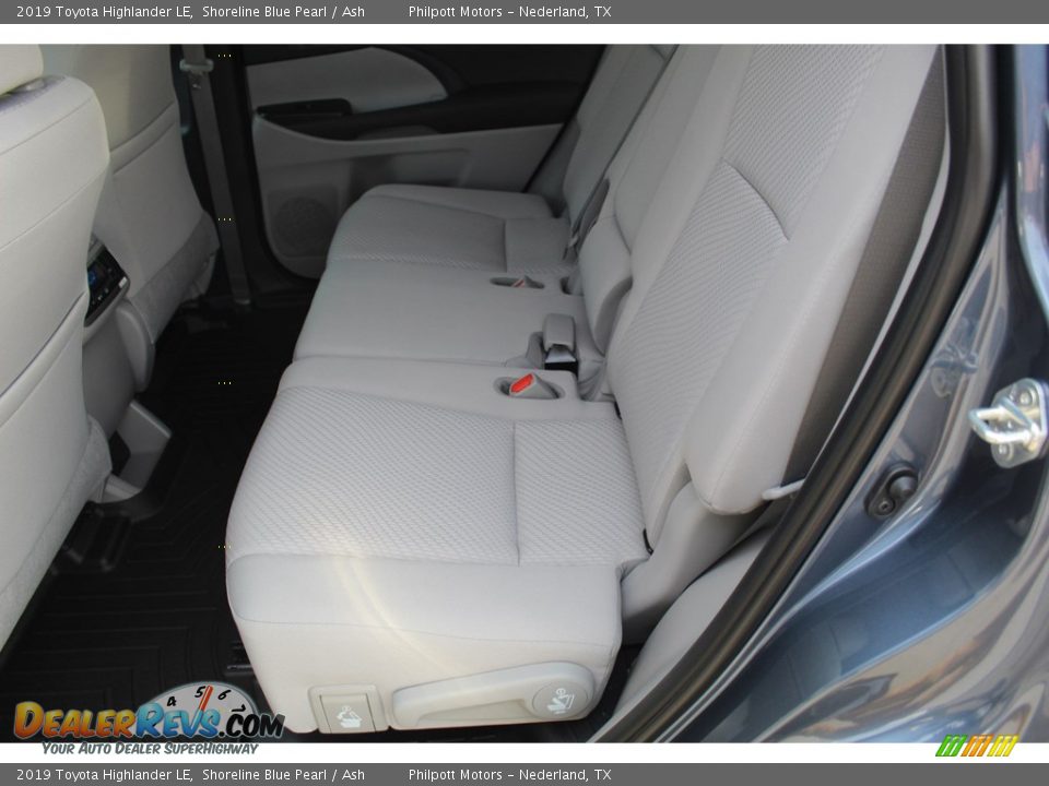 2019 Toyota Highlander LE Shoreline Blue Pearl / Ash Photo #19