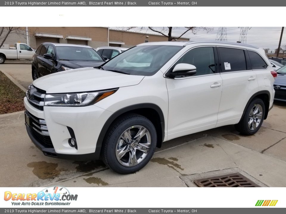 Front 3/4 View of 2019 Toyota Highlander Limited Platinum AWD Photo #1