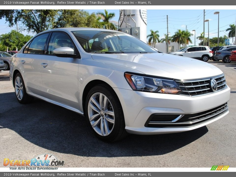 Front 3/4 View of 2019 Volkswagen Passat Wolfsburg Photo #2