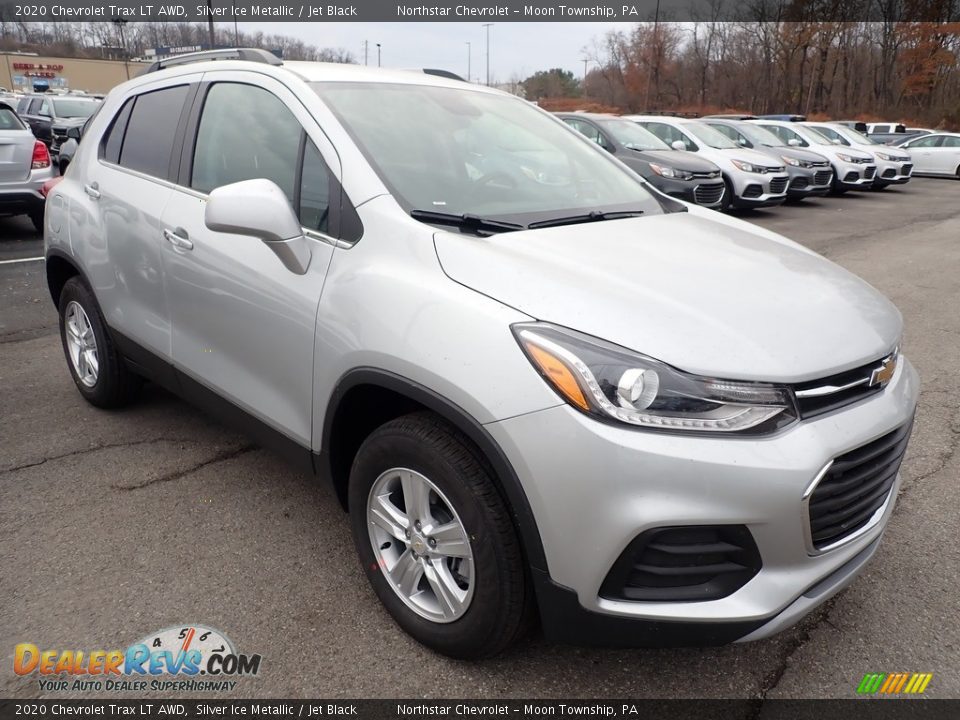 Front 3/4 View of 2020 Chevrolet Trax LT AWD Photo #7