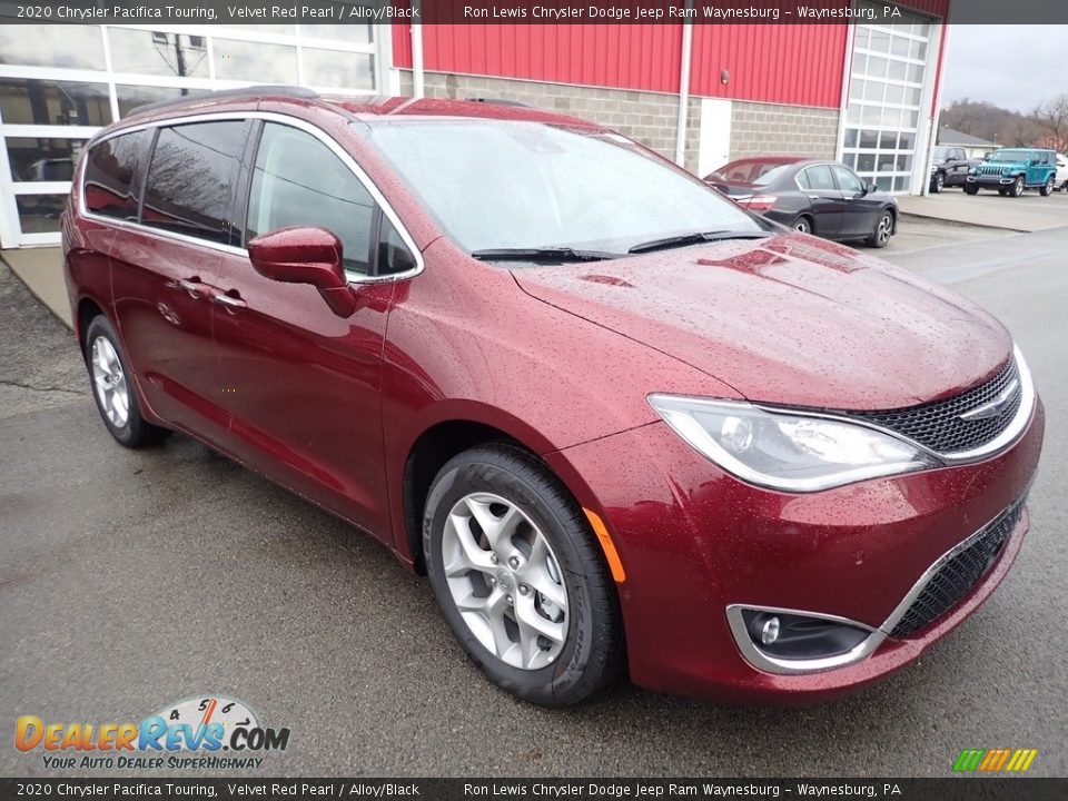 Front 3/4 View of 2020 Chrysler Pacifica Touring Photo #7