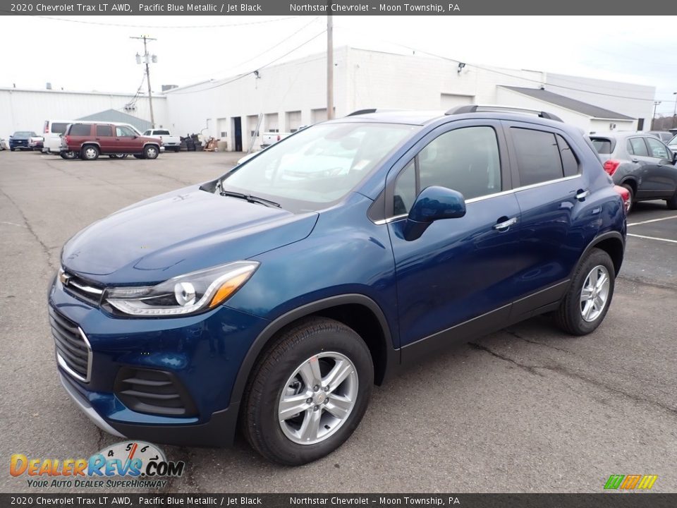 Front 3/4 View of 2020 Chevrolet Trax LT AWD Photo #1