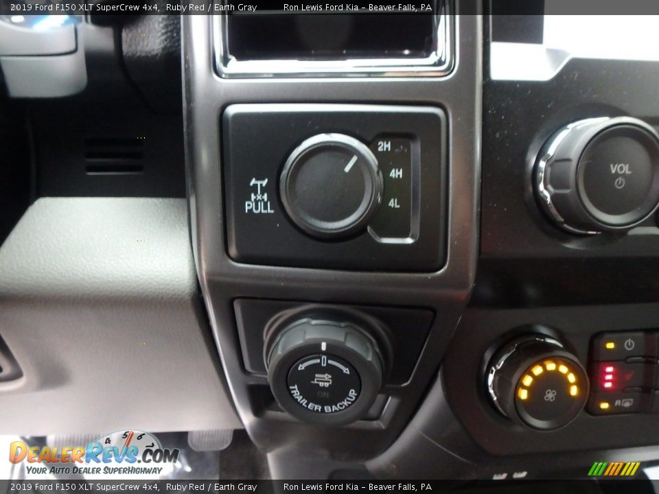 Controls of 2019 Ford F150 XLT SuperCrew 4x4 Photo #17