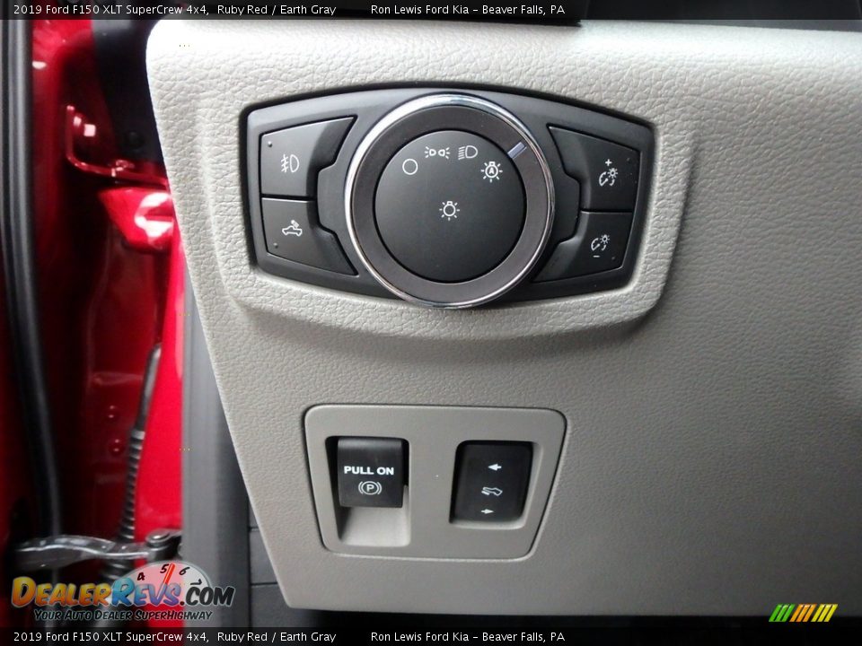 Controls of 2019 Ford F150 XLT SuperCrew 4x4 Photo #20