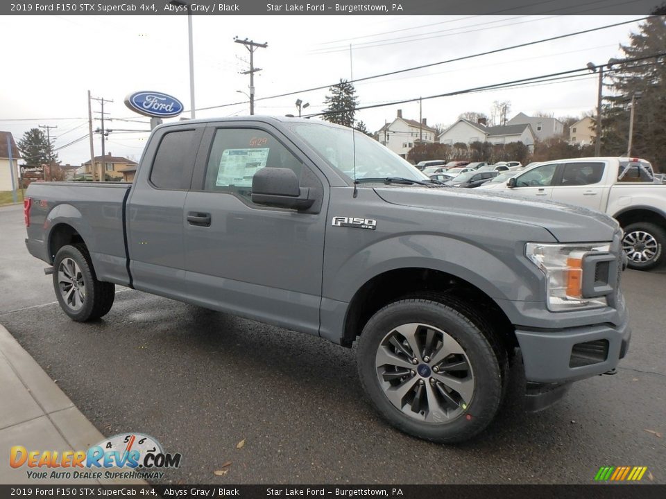 Front 3/4 View of 2019 Ford F150 STX SuperCab 4x4 Photo #3