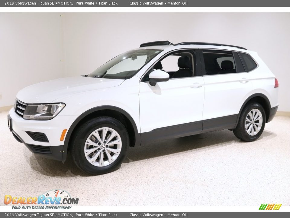 Front 3/4 View of 2019 Volkswagen Tiguan SE 4MOTION Photo #3