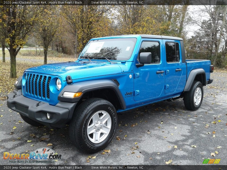 Front 3/4 View of 2020 Jeep Gladiator Sport 4x4 Photo #2