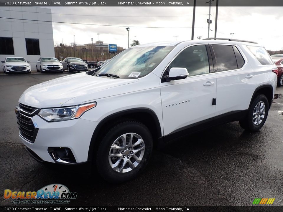 Front 3/4 View of 2020 Chevrolet Traverse LT AWD Photo #1