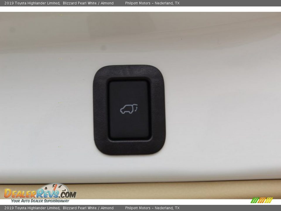 2019 Toyota Highlander Limited Blizzard Pearl White / Almond Photo #26
