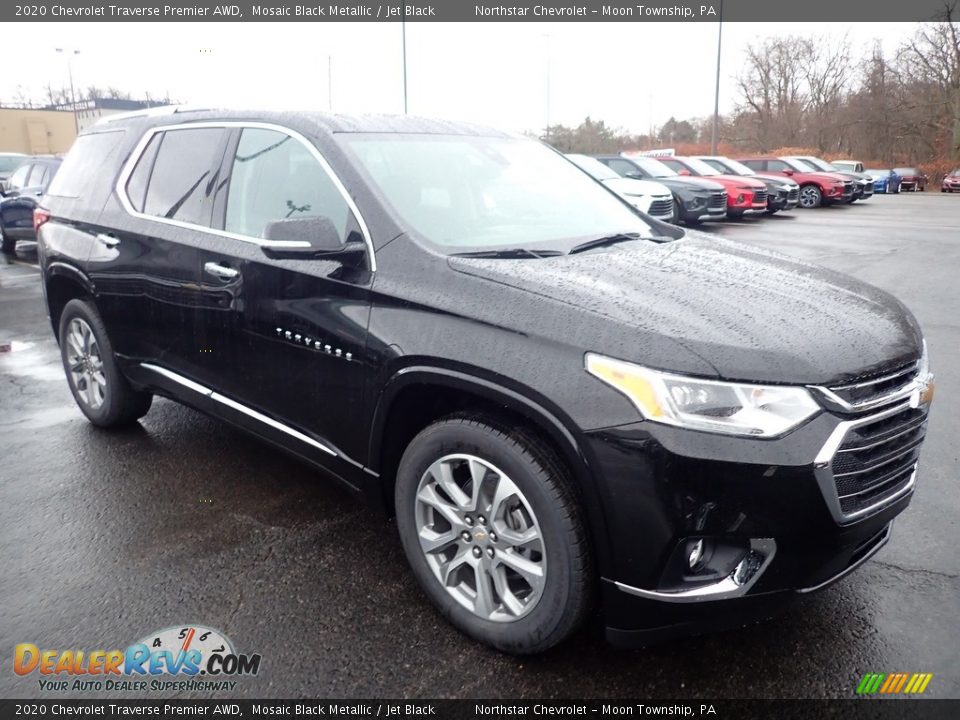 Front 3/4 View of 2020 Chevrolet Traverse Premier AWD Photo #7