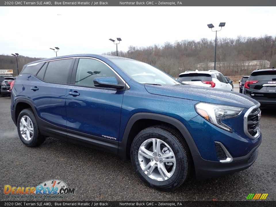 Front 3/4 View of 2020 GMC Terrain SLE AWD Photo #3