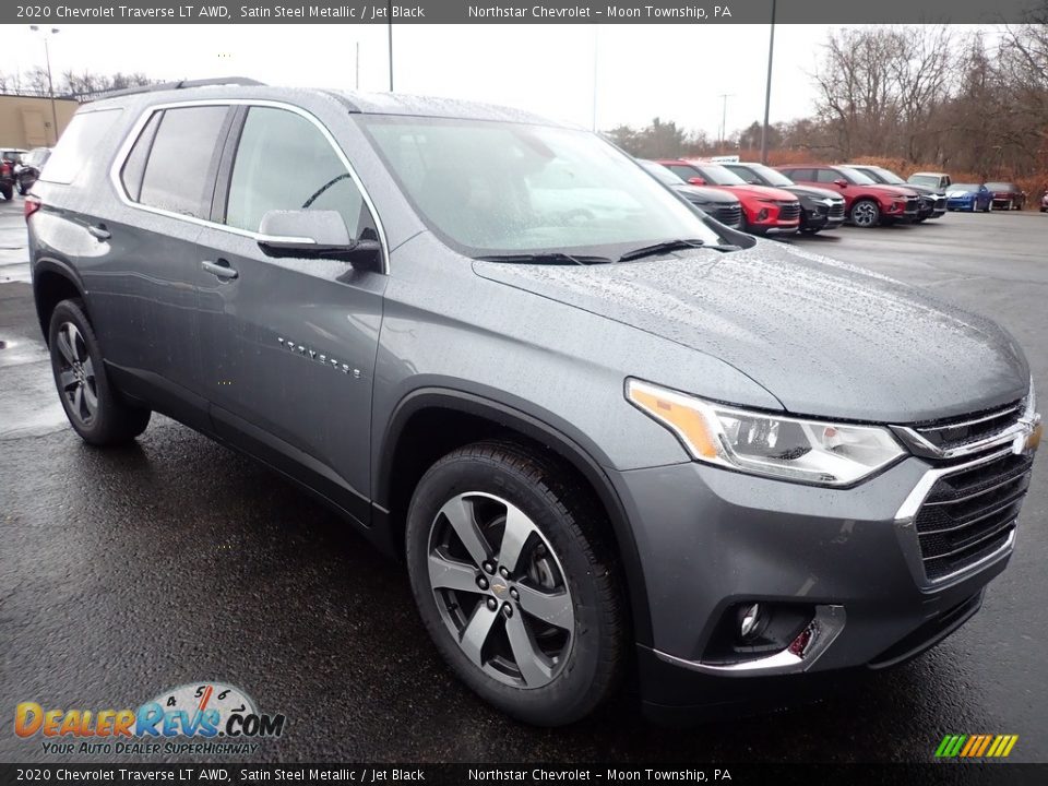 Front 3/4 View of 2020 Chevrolet Traverse LT AWD Photo #7