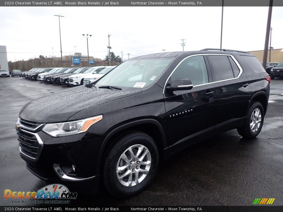 Front 3/4 View of 2020 Chevrolet Traverse LT AWD Photo #1