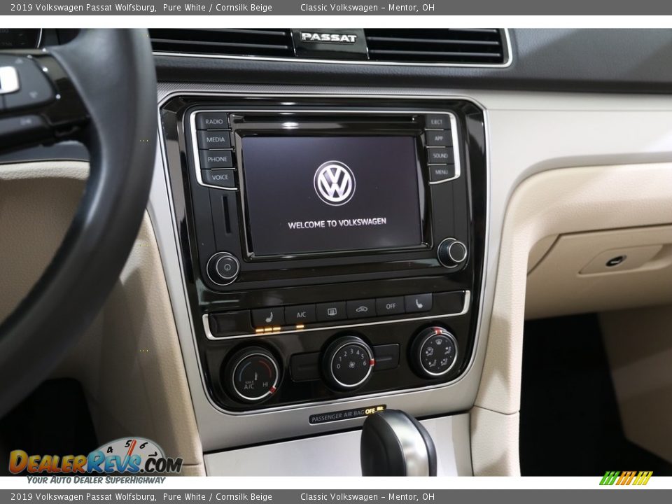 Controls of 2019 Volkswagen Passat Wolfsburg Photo #9