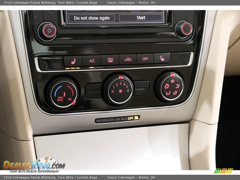 Controls of 2019 Volkswagen Passat Wolfsburg Photo #12