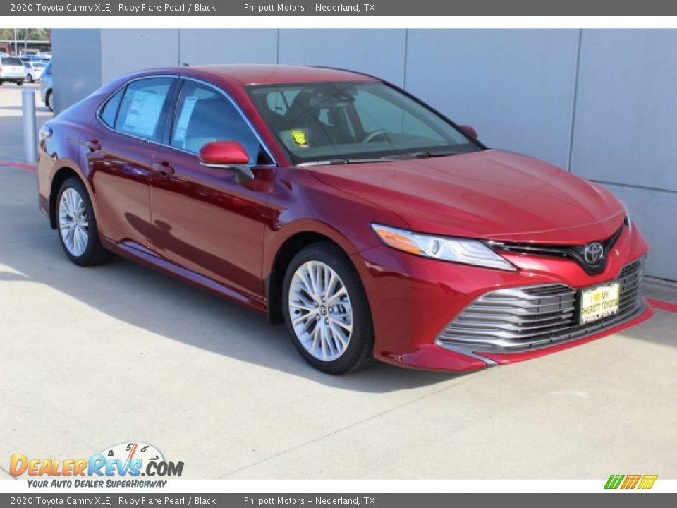 Front 3/4 View of 2020 Toyota Camry XLE Photo #2