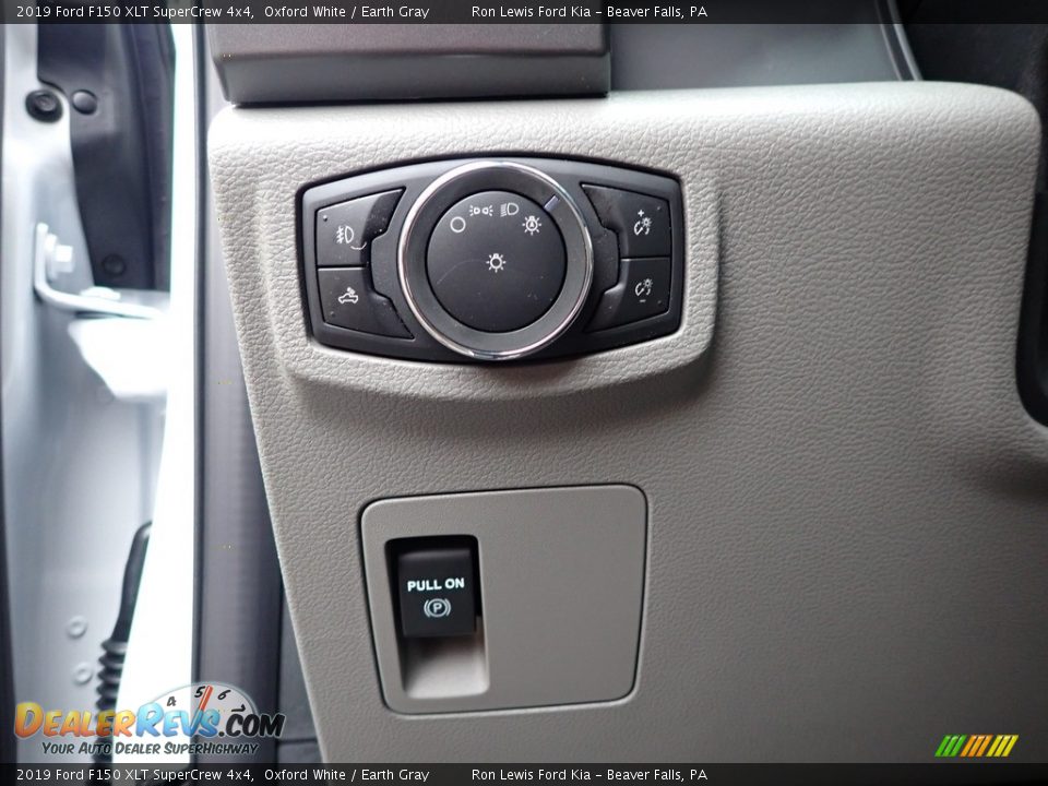 Controls of 2019 Ford F150 XLT SuperCrew 4x4 Photo #11