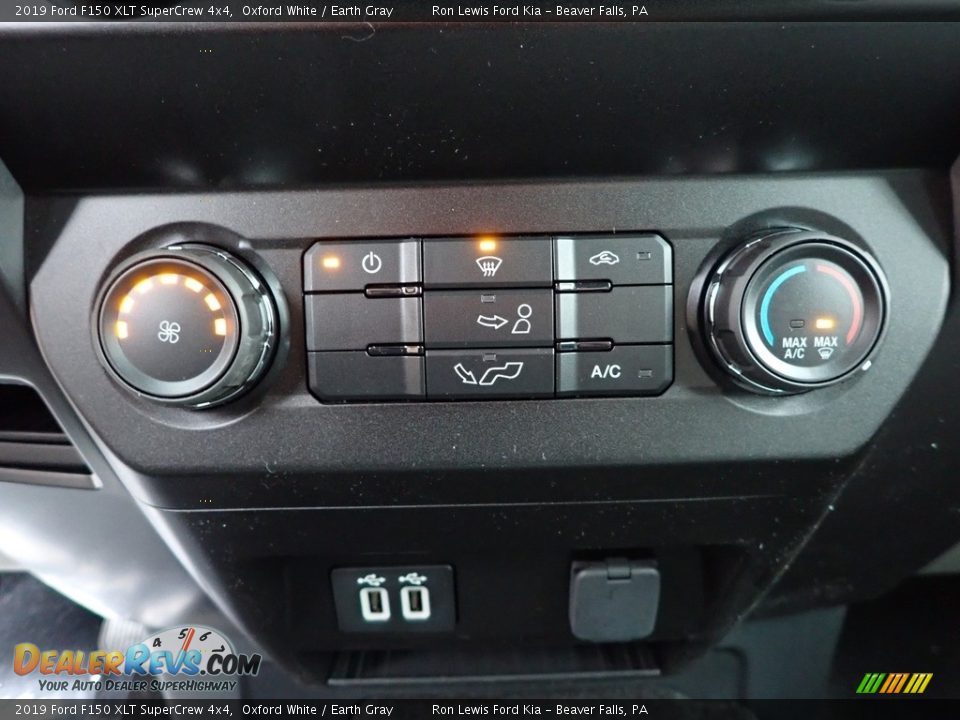 Controls of 2019 Ford F150 XLT SuperCrew 4x4 Photo #18