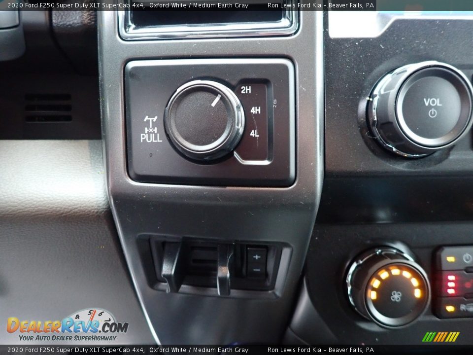 Controls of 2020 Ford F250 Super Duty XLT SuperCab 4x4 Photo #18