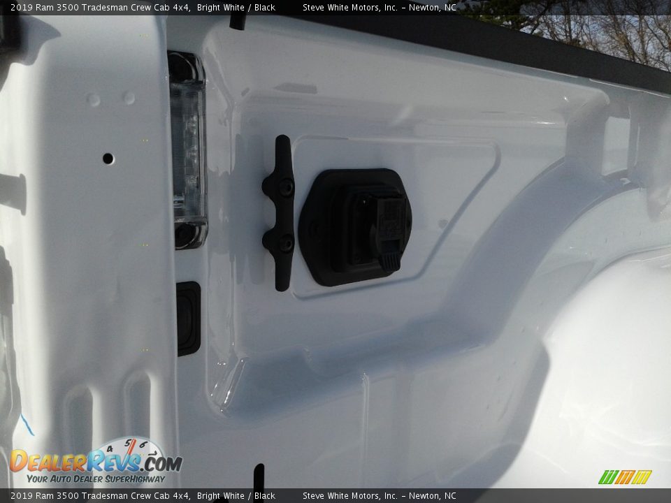2019 Ram 3500 Tradesman Crew Cab 4x4 Bright White / Black Photo #12