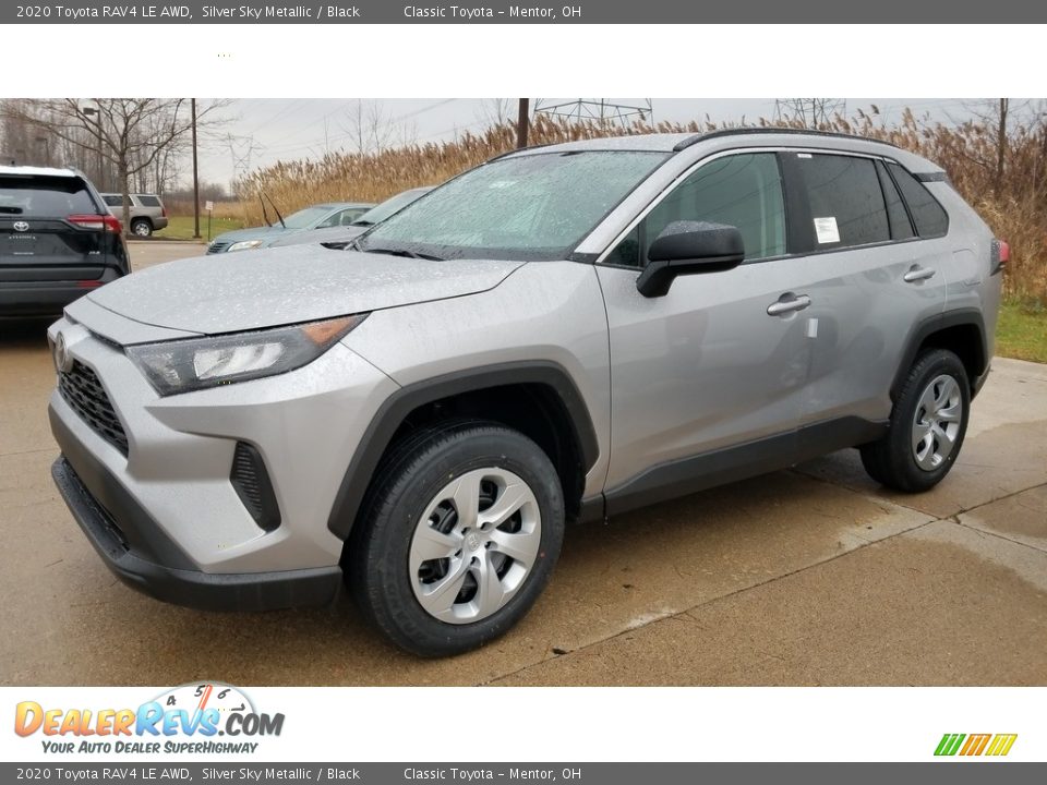 Front 3/4 View of 2020 Toyota RAV4 LE AWD Photo #1