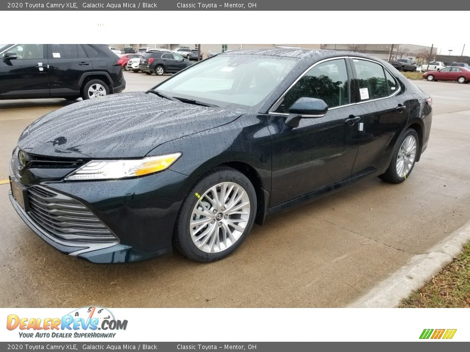 Front 3/4 View of 2020 Toyota Camry XLE Photo #1