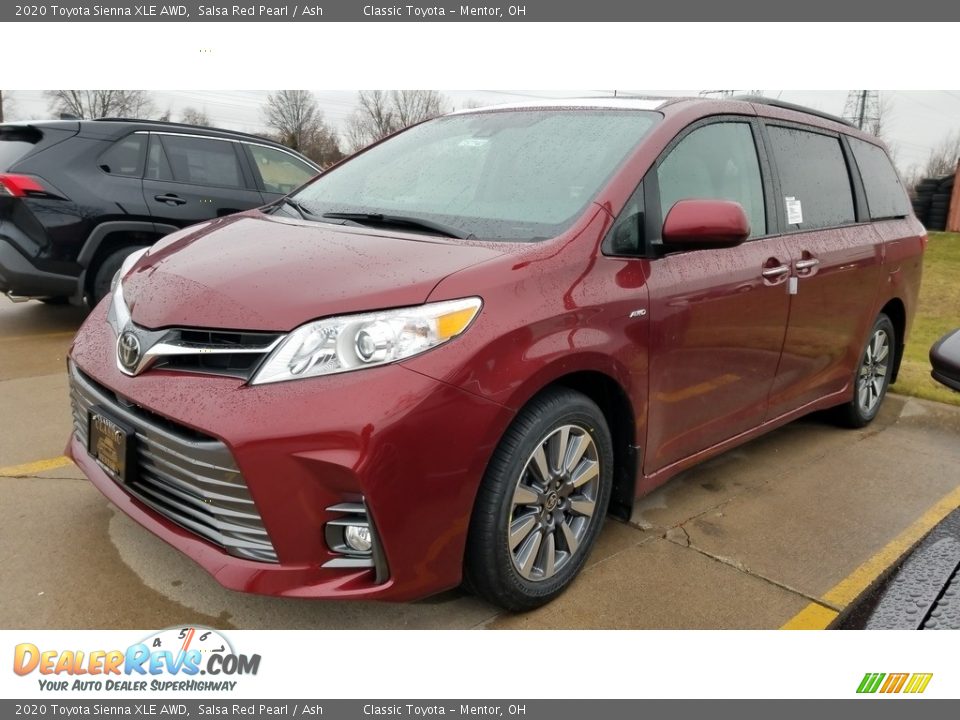 Front 3/4 View of 2020 Toyota Sienna XLE AWD Photo #1