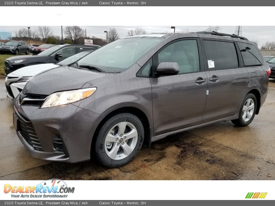 Front 3/4 View of 2020 Toyota Sienna LE Photo #1