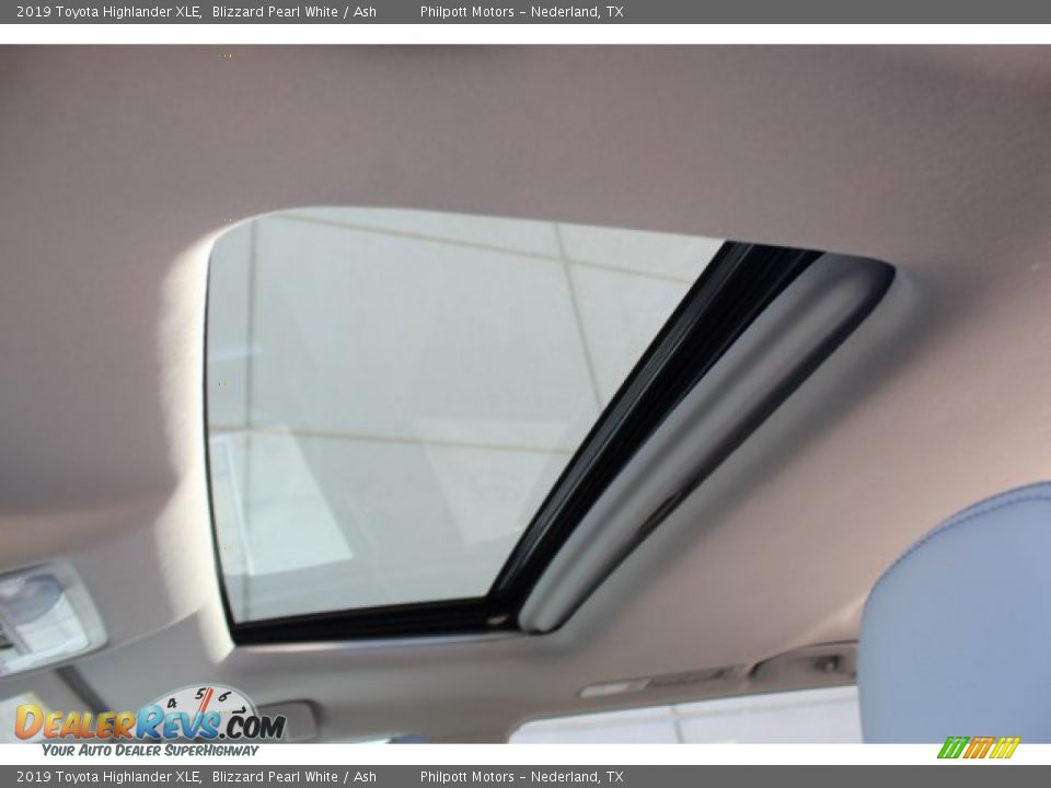 2019 Toyota Highlander XLE Blizzard Pearl White / Ash Photo #17