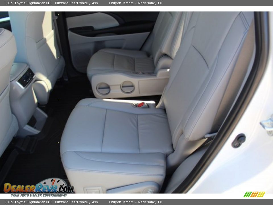 2019 Toyota Highlander XLE Blizzard Pearl White / Ash Photo #19