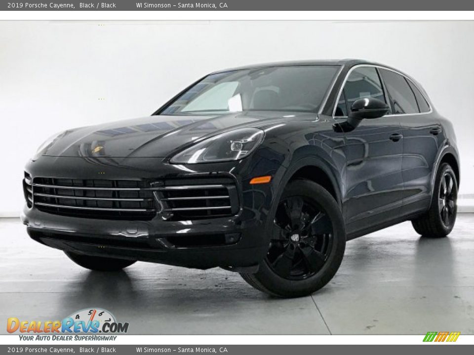 Front 3/4 View of 2019 Porsche Cayenne  Photo #12