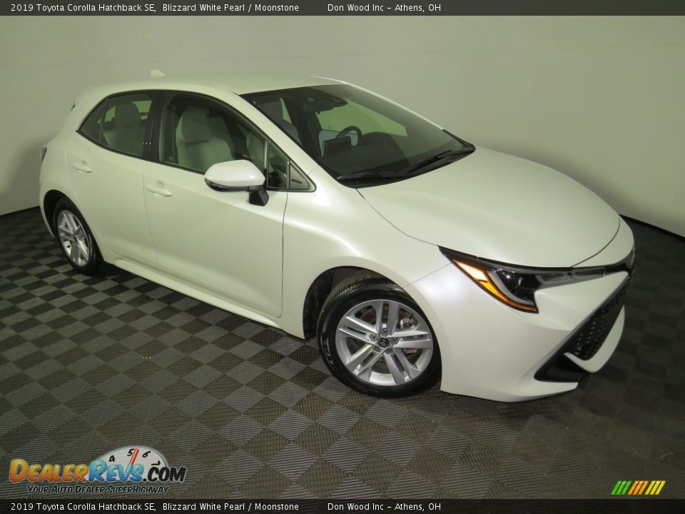 2019 Toyota Corolla Hatchback SE Blizzard White Pearl / Moonstone Photo #2