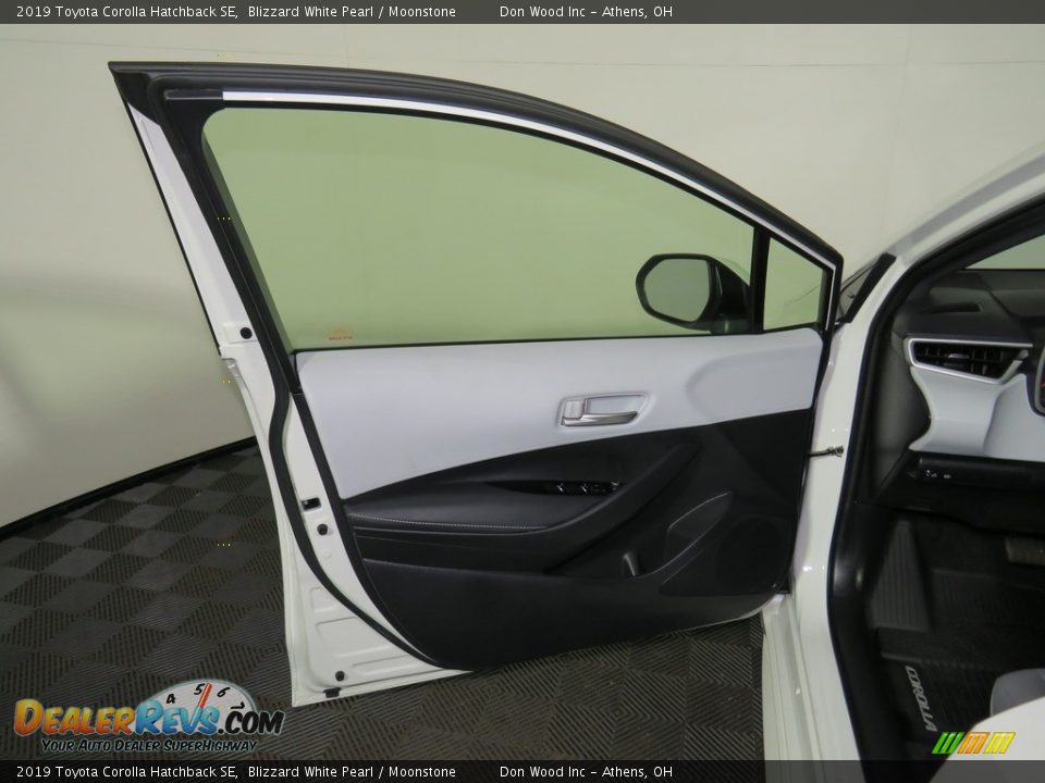 2019 Toyota Corolla Hatchback SE Blizzard White Pearl / Moonstone Photo #17