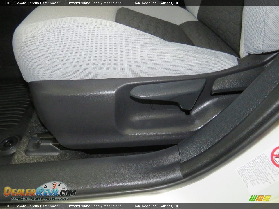2019 Toyota Corolla Hatchback SE Blizzard White Pearl / Moonstone Photo #18