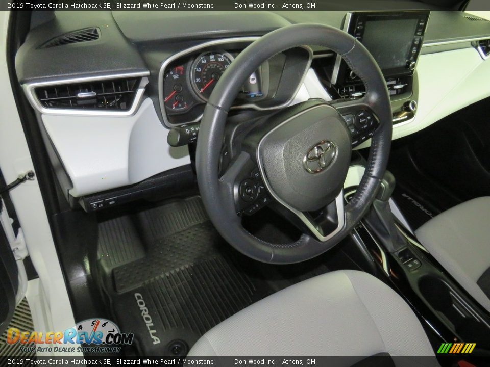2019 Toyota Corolla Hatchback SE Blizzard White Pearl / Moonstone Photo #19