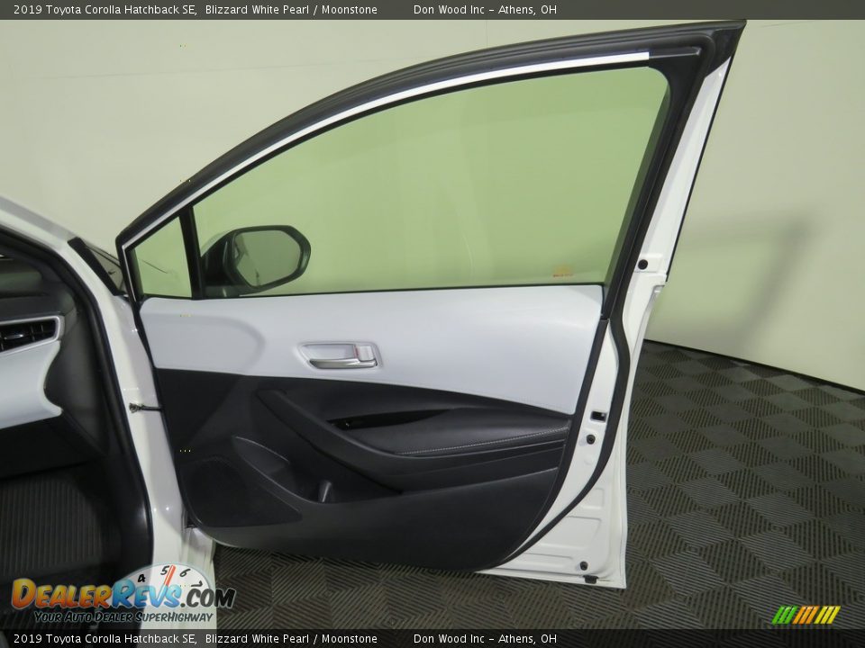 2019 Toyota Corolla Hatchback SE Blizzard White Pearl / Moonstone Photo #24