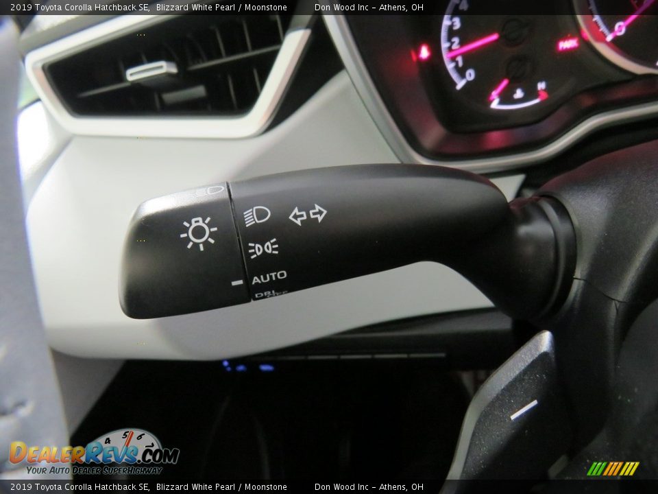 2019 Toyota Corolla Hatchback SE Blizzard White Pearl / Moonstone Photo #27