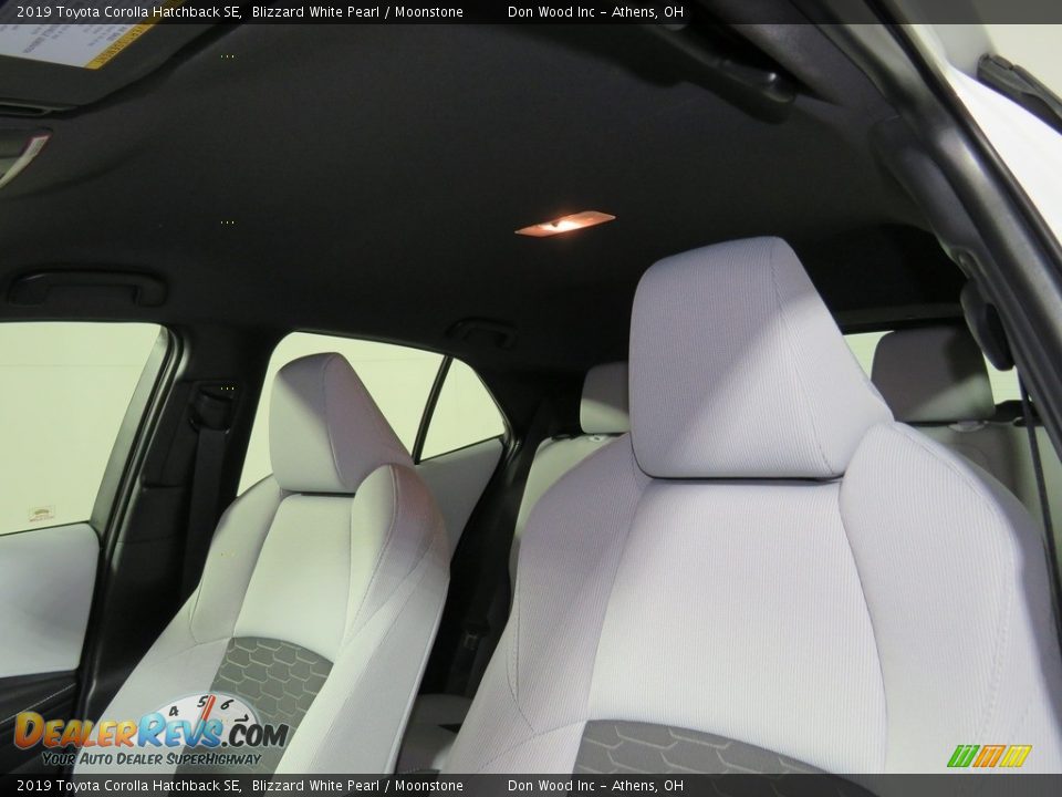 2019 Toyota Corolla Hatchback SE Blizzard White Pearl / Moonstone Photo #35