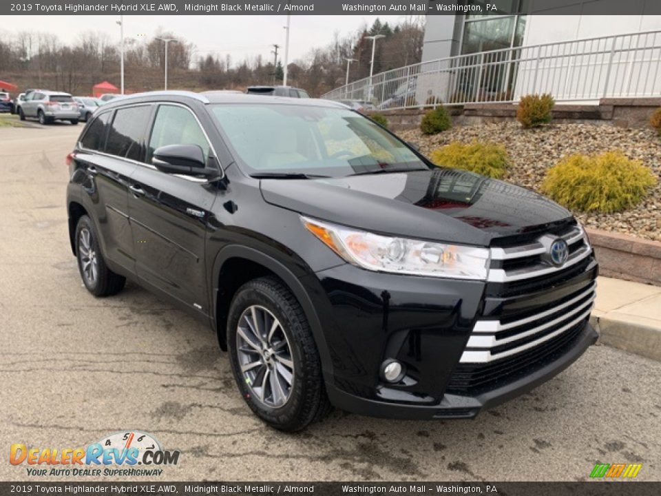 Front 3/4 View of 2019 Toyota Highlander Hybrid XLE AWD Photo #1