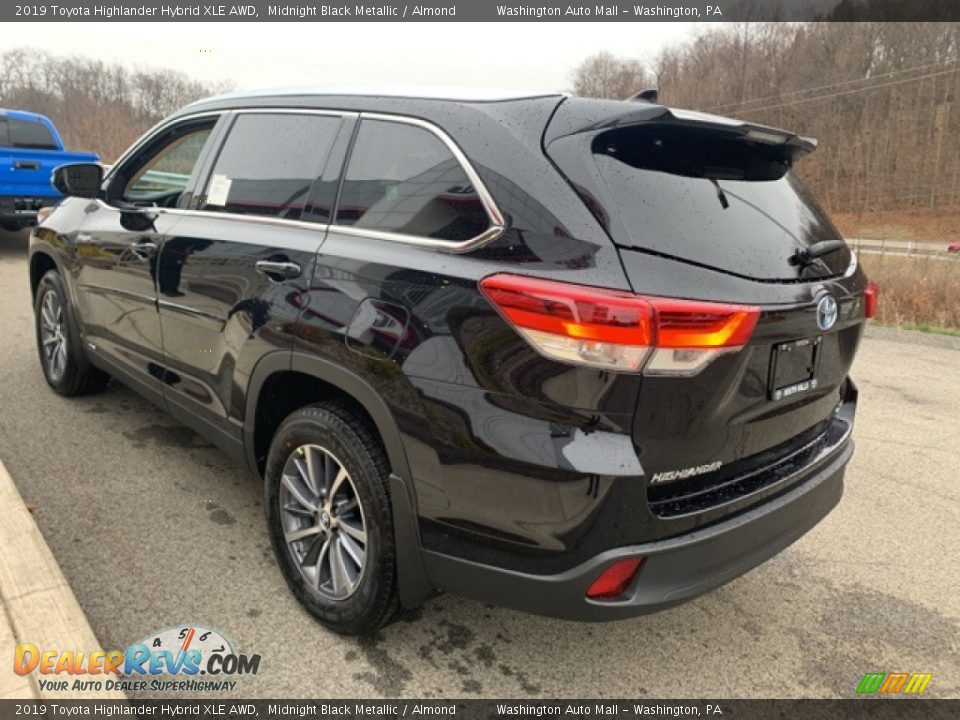 2019 Toyota Highlander Hybrid XLE AWD Midnight Black Metallic / Almond Photo #2